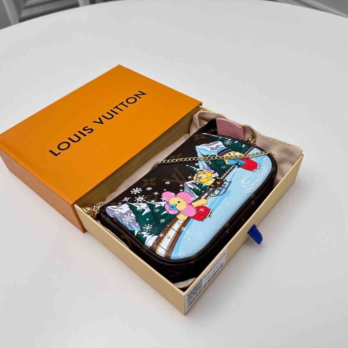 LOUIS VUITTON Limited Edition Monogram Canvas Christmas 2022 - Brooklyn, New York