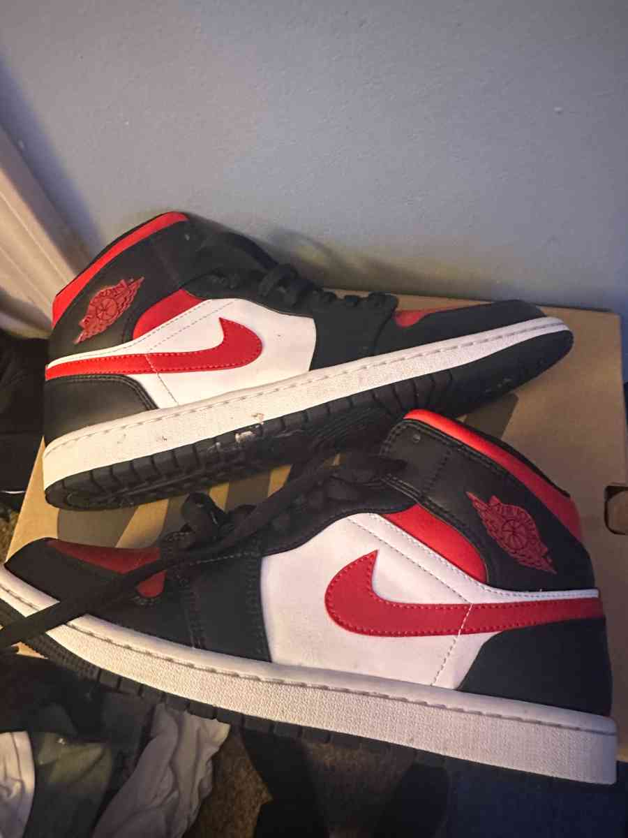 jordan 1 mid size 8 in half - Goodlettsville, Tennessee - FleaMarketBay