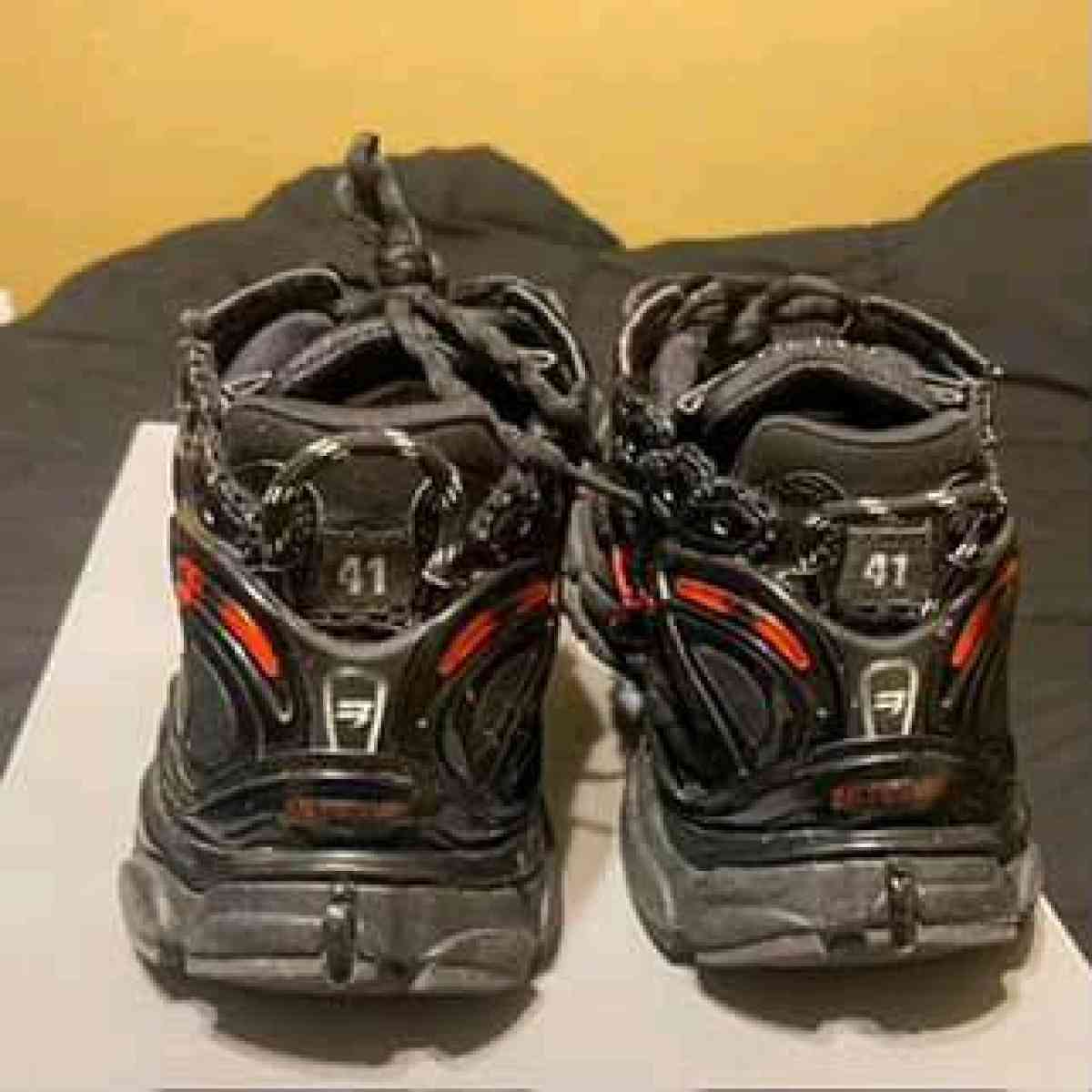 black and red runnere - Lithonia, Georgia - FleaMarketBay