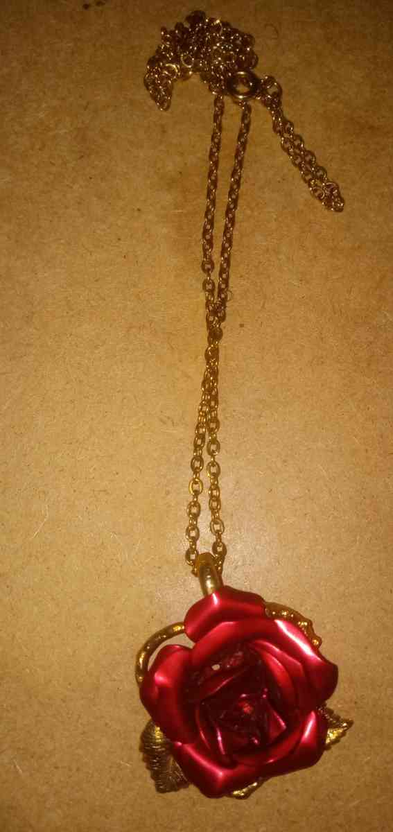 Beautiful vintage gold tone rose necklace - Merry Hill, North Carolina - FleaMarketBay