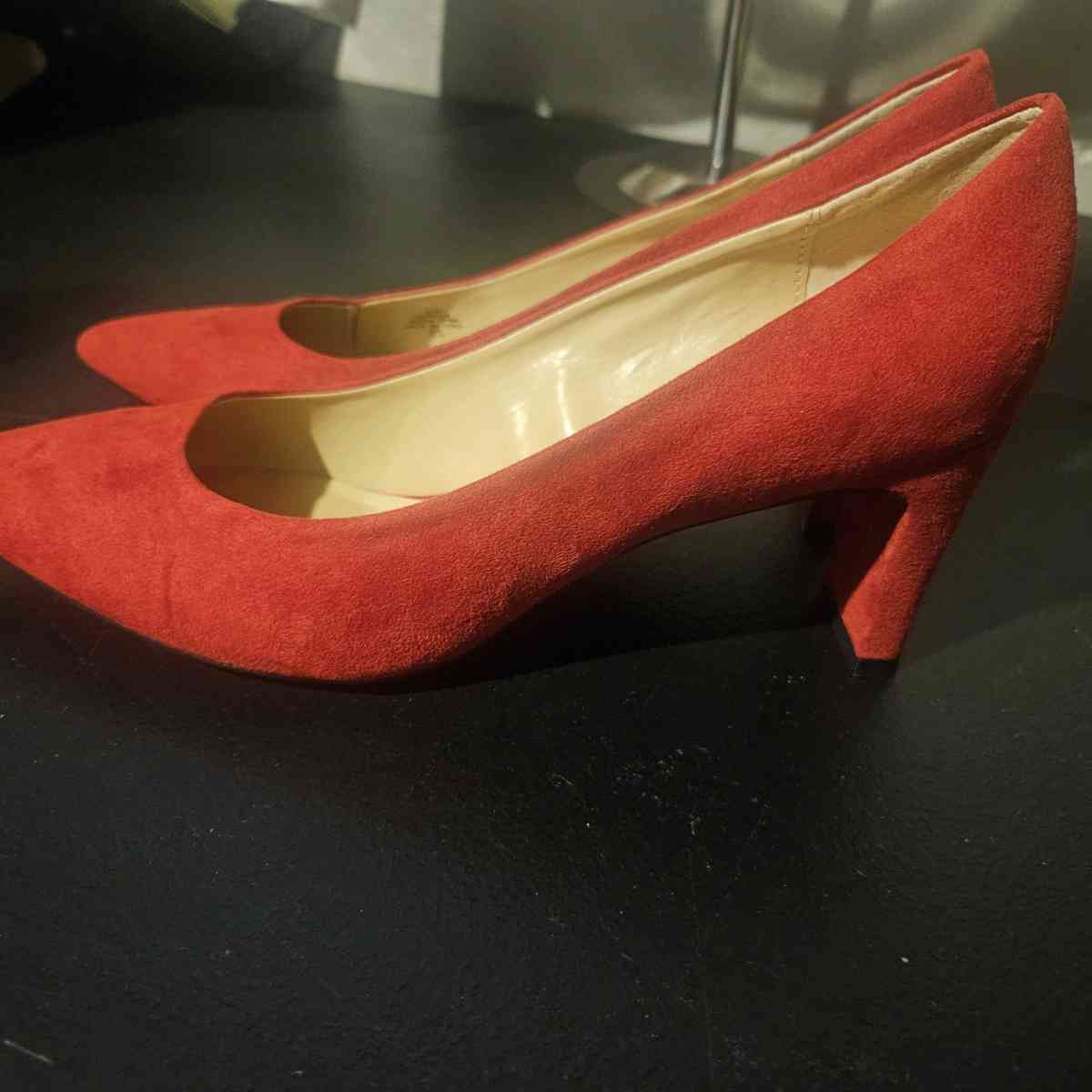 unisa red short heel sz 95 - Ashaway, Rhode Island - FleaMarketBay
