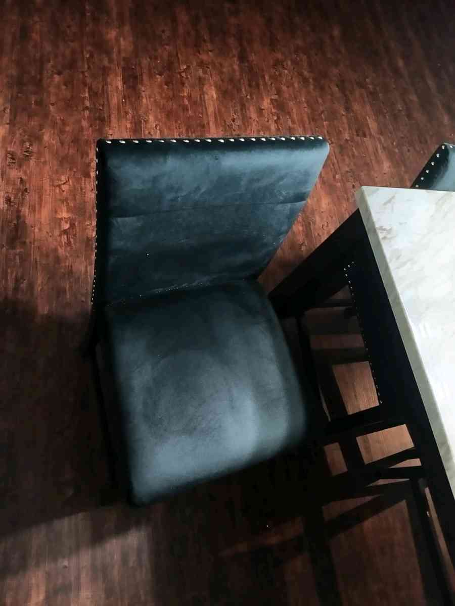Dining table with 4 chairs - Fort Worth, Texas - FleaMarketBay