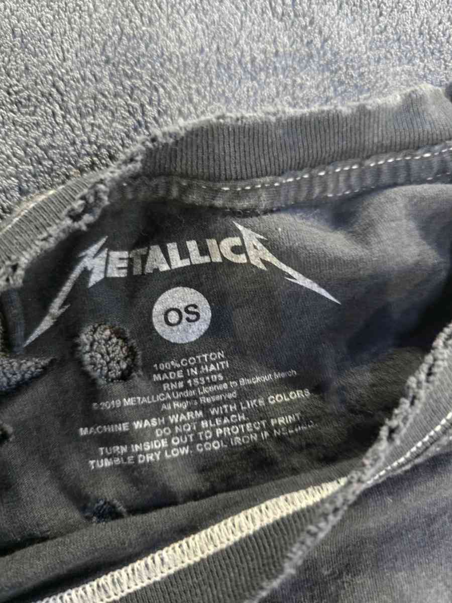 Metallica shirt size os