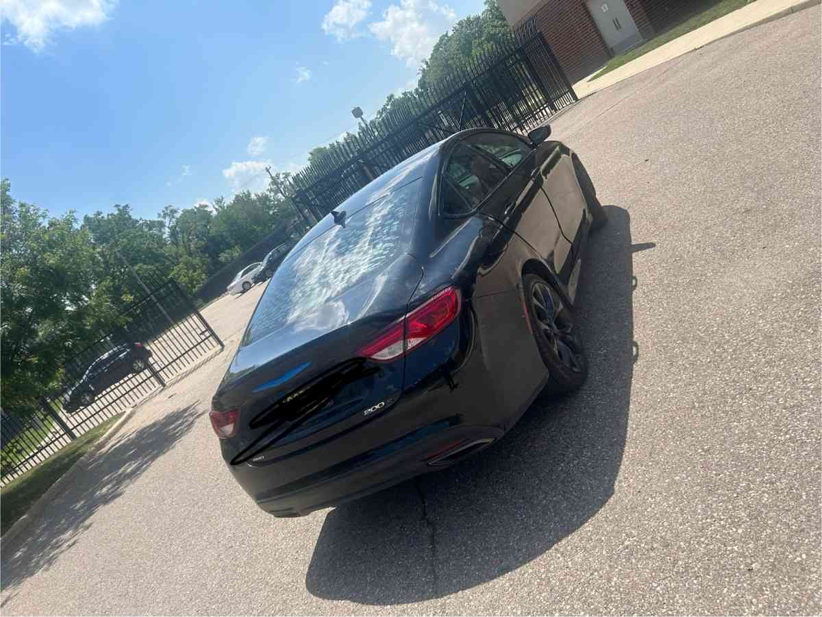 Chrysler 200 - Dearborn, Michigan - FleaMarketBay