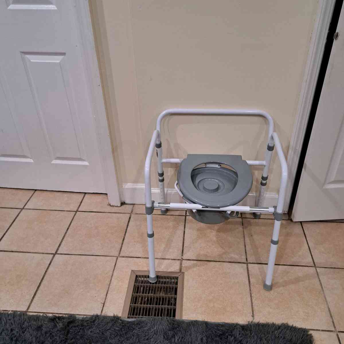 Bedside portable toilet - Indianapolis, Indiana - FleaMarketBay