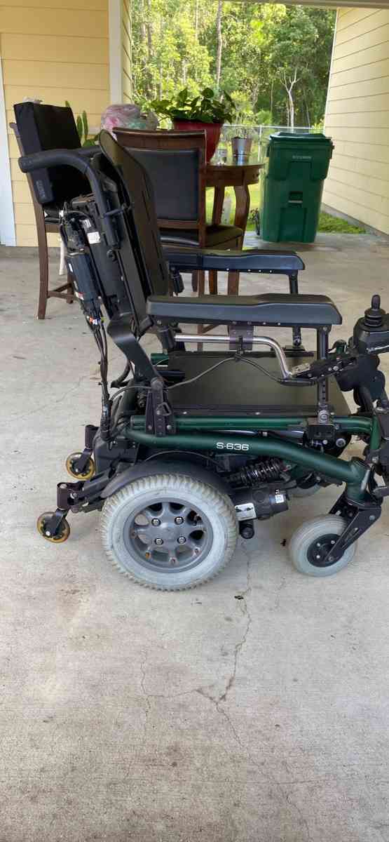 power wheelchair - Waveland, Mississippi