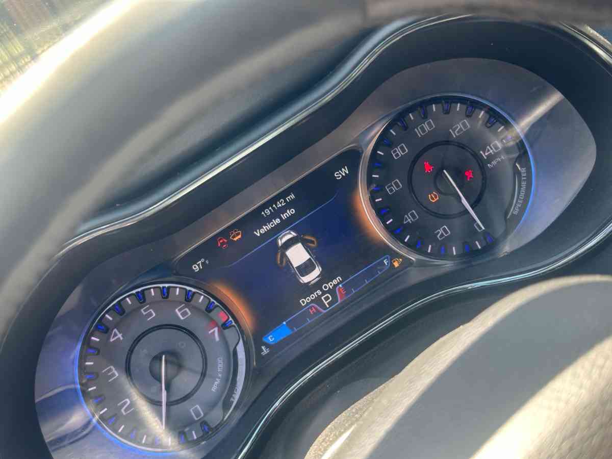 Chrysler 200 - Dearborn, Michigan - FleaMarketBay