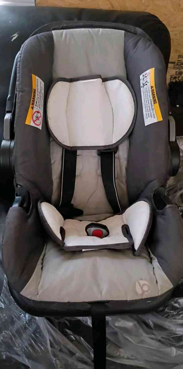 NEW BASSINET AND NEW INFANT CAR SEAT - El Paso, Texas - FleaMarketBay