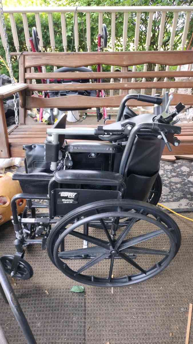 a brand new wheelchair never used that has the foot rest - Columbus, Ohio - FleaMarketBay