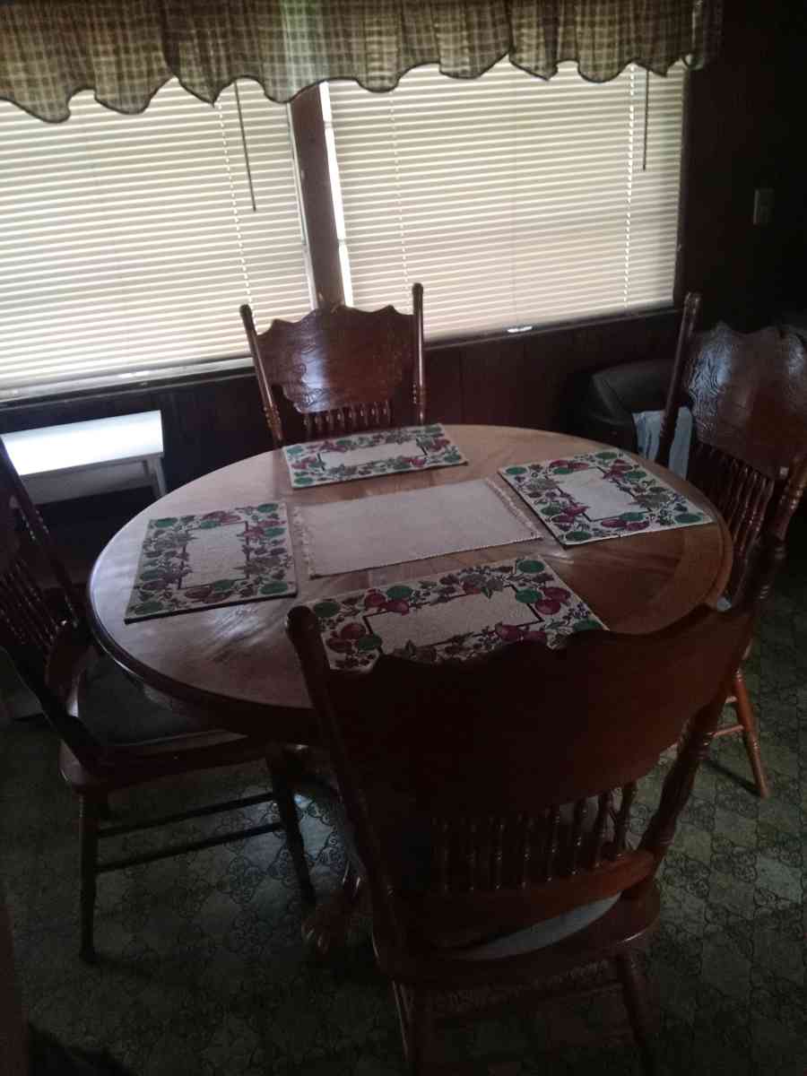 round kitchen table - Topeka, Kansas