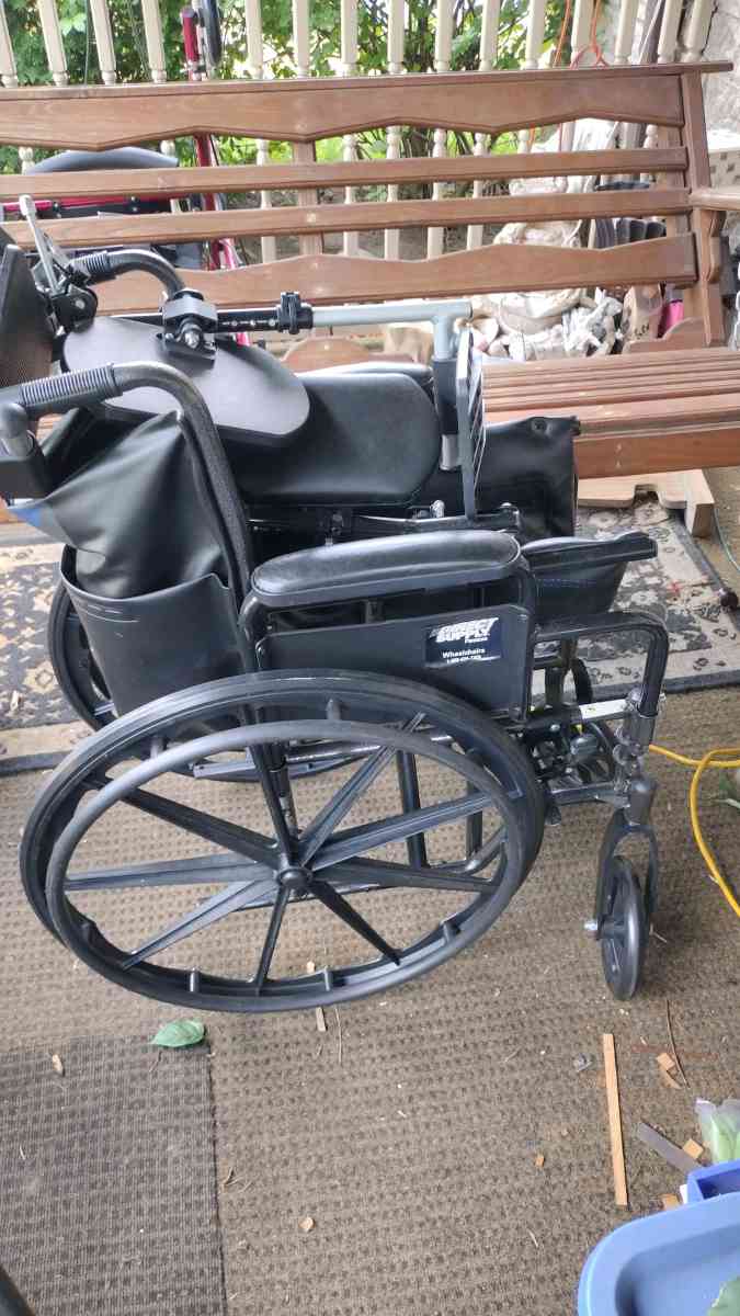 a brand new wheelchair never used that has the foot rest - Columbus, Ohio