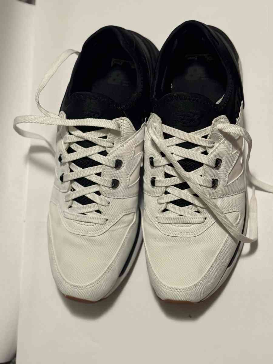 New Balance 009 shoes sneakersMLOO9UTW black white Size 11 - Naples, Florida - FleaMarketBay