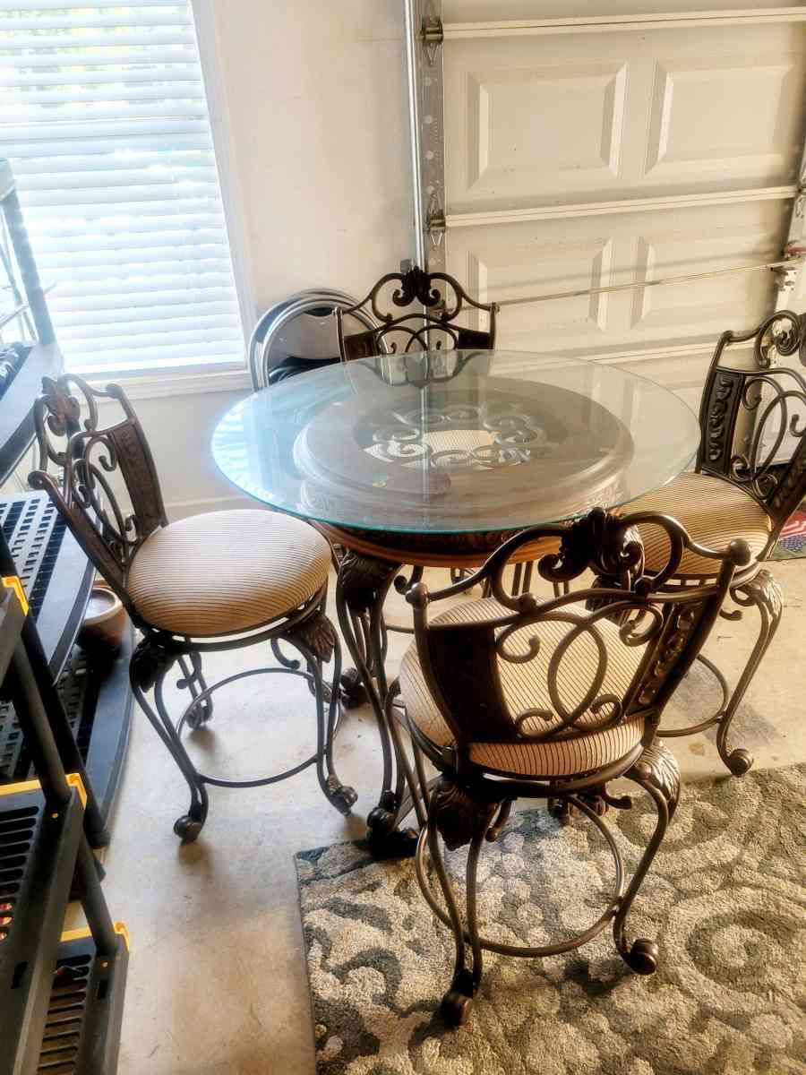 round table - Hampton, Georgia - FleaMarketBay