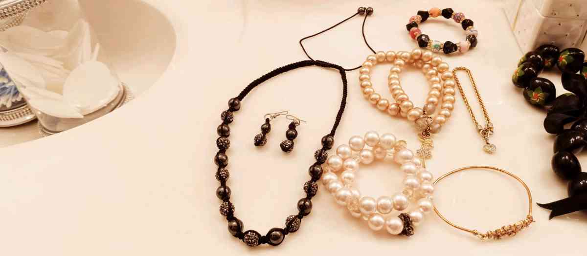 Out with the gently used Jewelry - Las Vegas, Nevada - FleaMarketBay