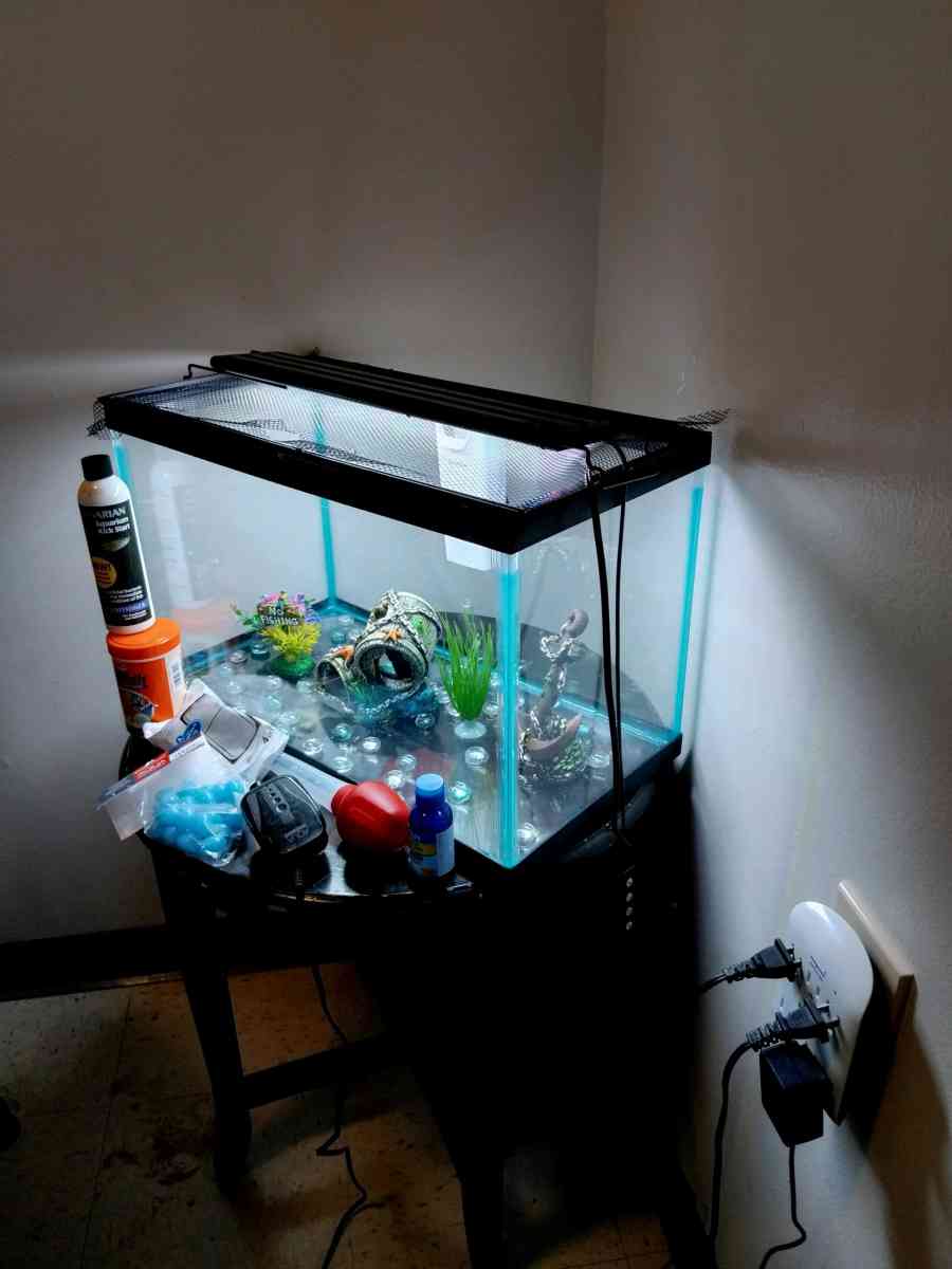 10 gallon fish tank and a goldfish kit with everything - Haverhill, Massachusetts - FleaMarketBay