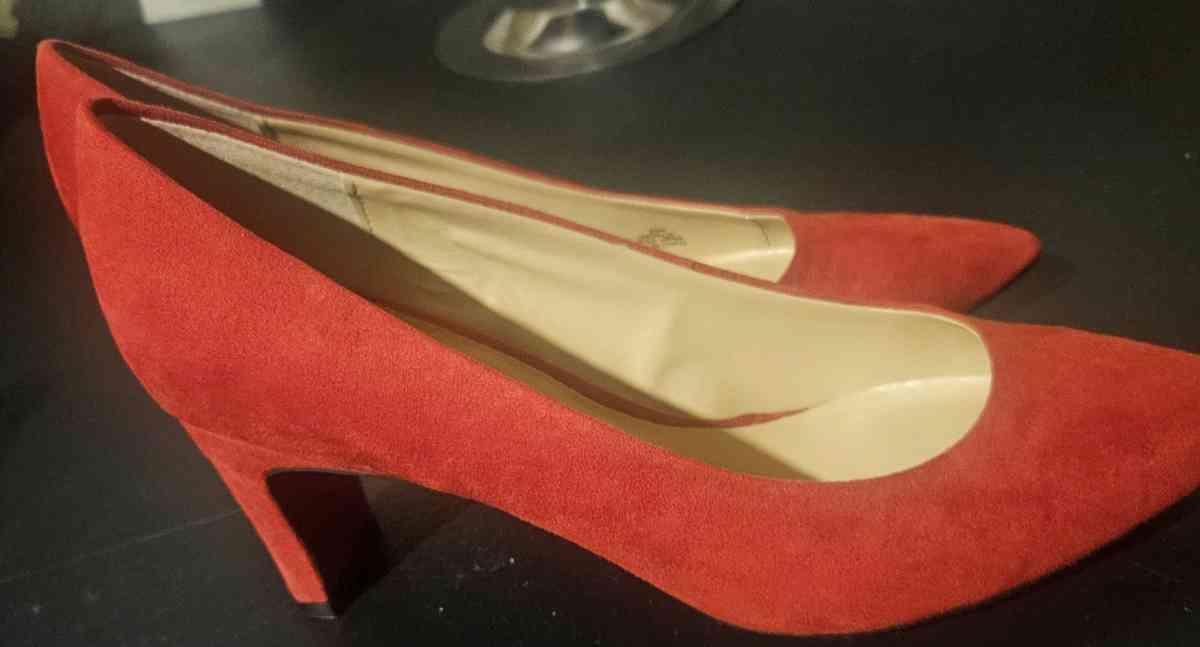 unisa red short heel sz 95 - Ashaway, Rhode Island - FleaMarketBay