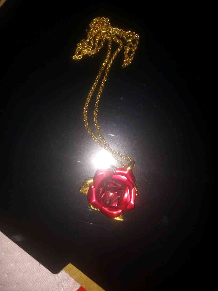 Beautiful vintage gold tone rose necklace