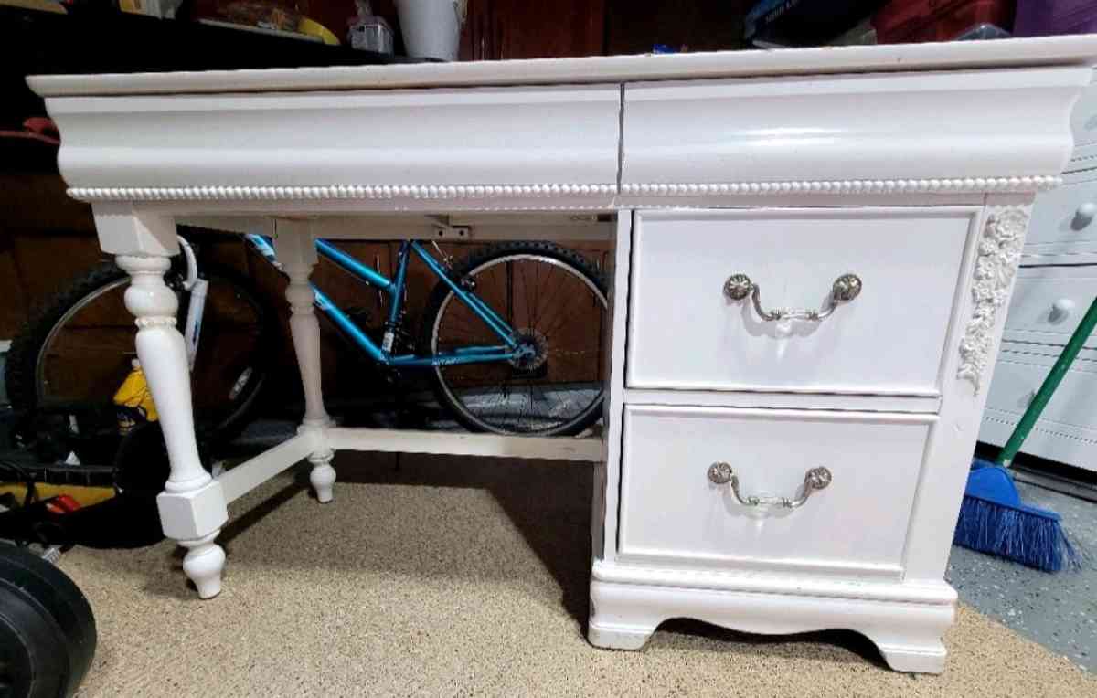 white  desk - Chicago, Illinois