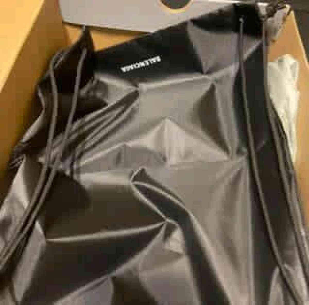 black and red runnere - Lithonia, Georgia - FleaMarketBay