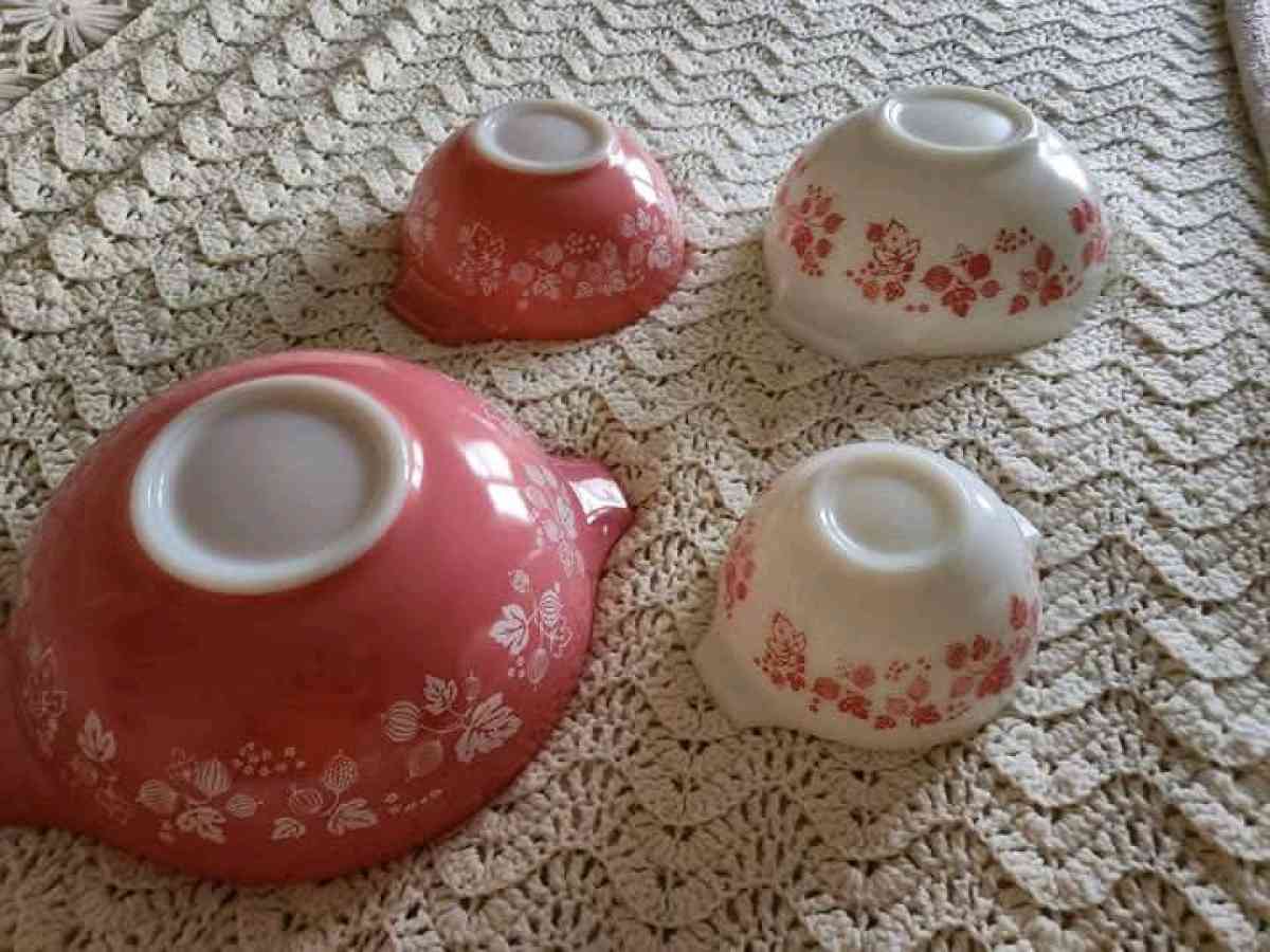 pink pyrex set 45 pieces - Adamsville, Ohio
