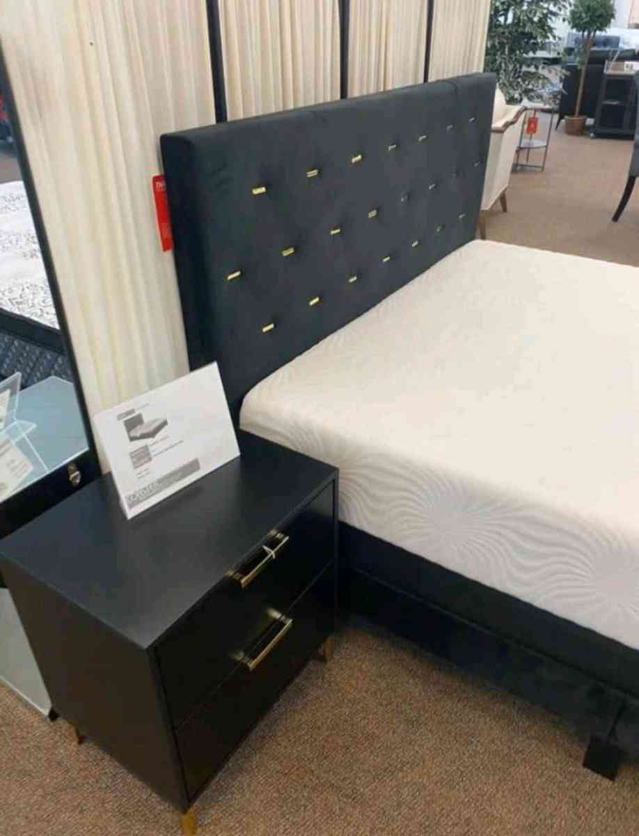 CAMA QUEEN EN VENTA PREGUNTE PRECIO - Hialeah, Florida - FleaMarketBay