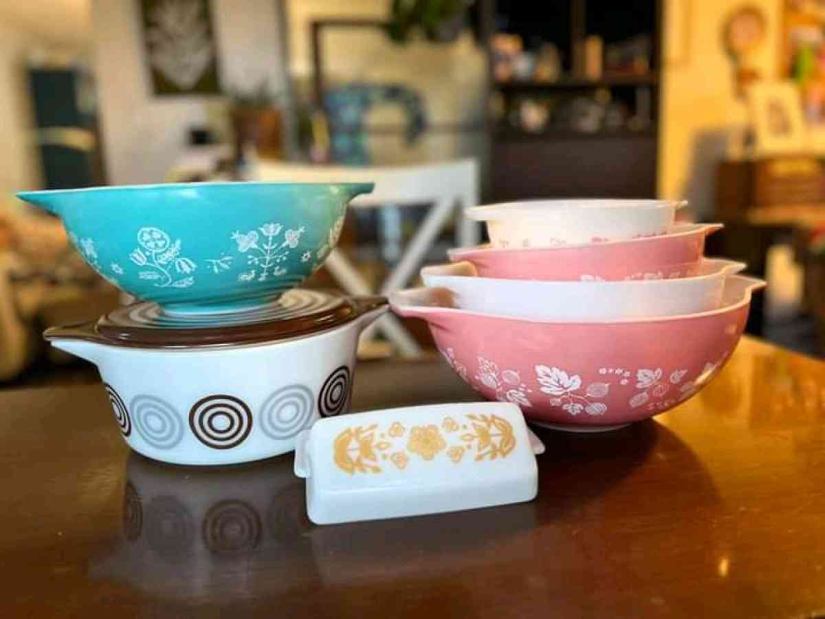 pink pyrex set and turquoise pyrex set - Springfield, Ohio - FleaMarketBay