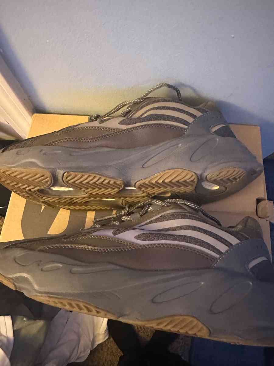 yeezy boost 700v2 geode size 10 - Goodlettsville, Tennessee - FleaMarketBay