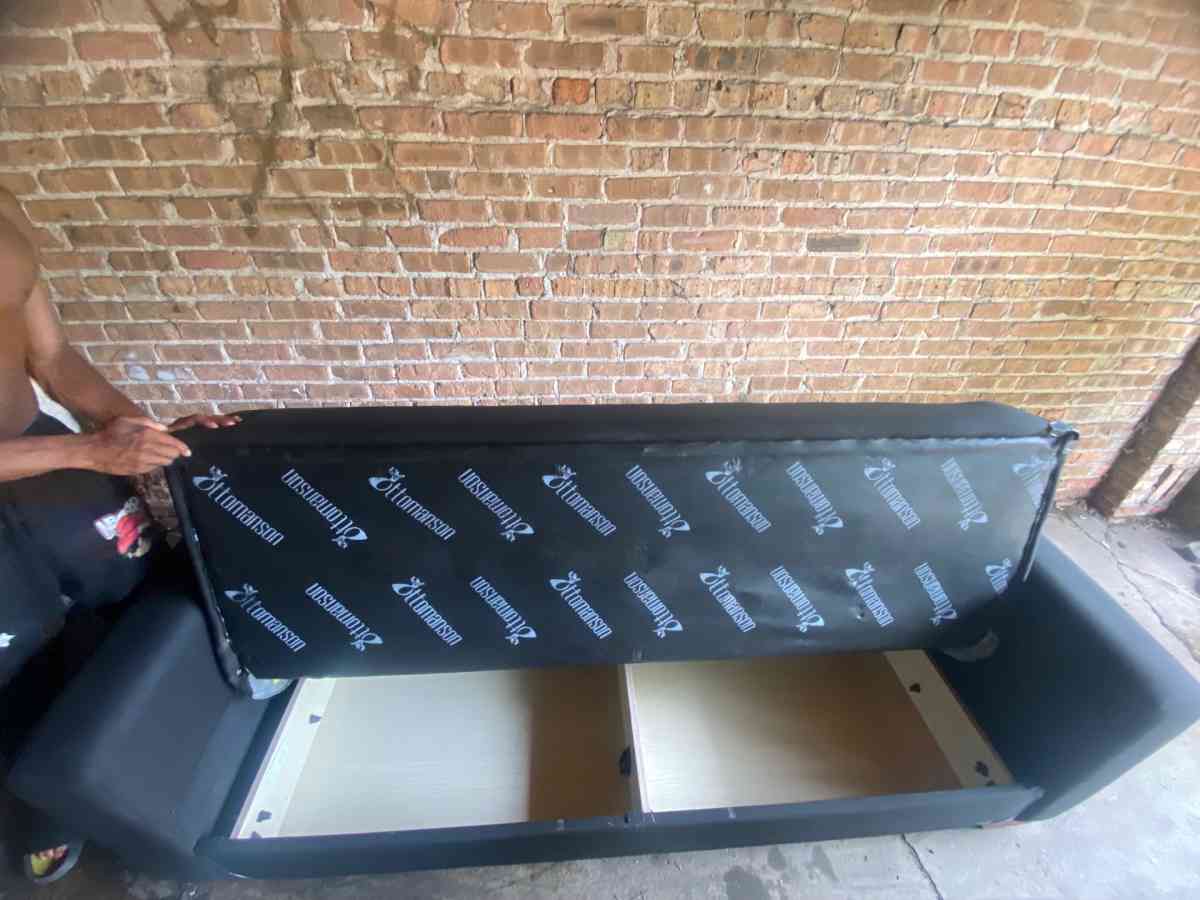 Couch - Chicago, Illinois - FleaMarketBay