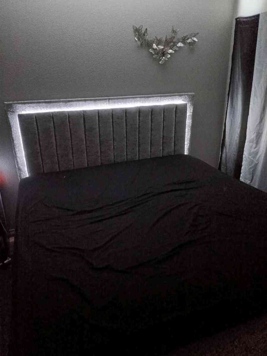 SILVER LED LIGHT BED WITH 3 SETTINGS - Fort Worth, Texas - FleaMarketBay