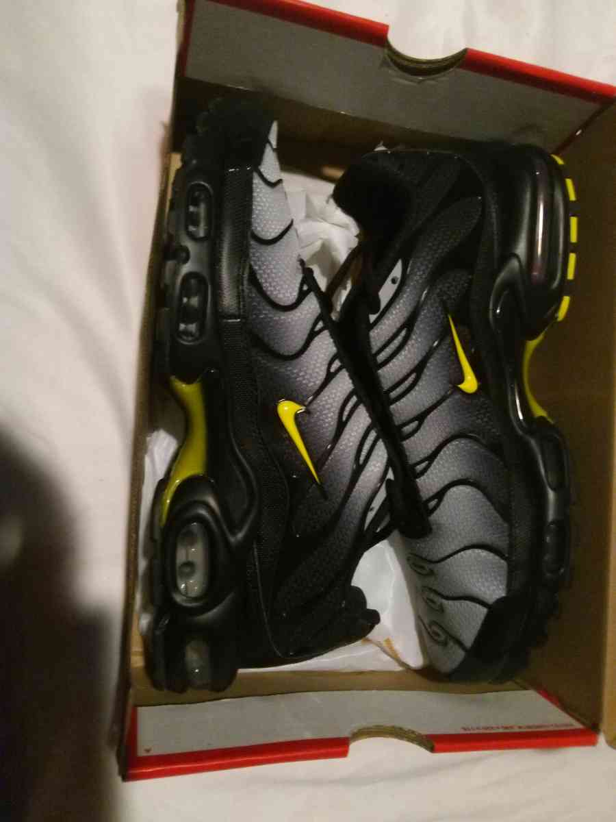 Brand new never worn size 10 and a half Air max mens shoes - Milwaukee, Wisconsin - FleaMarketBay