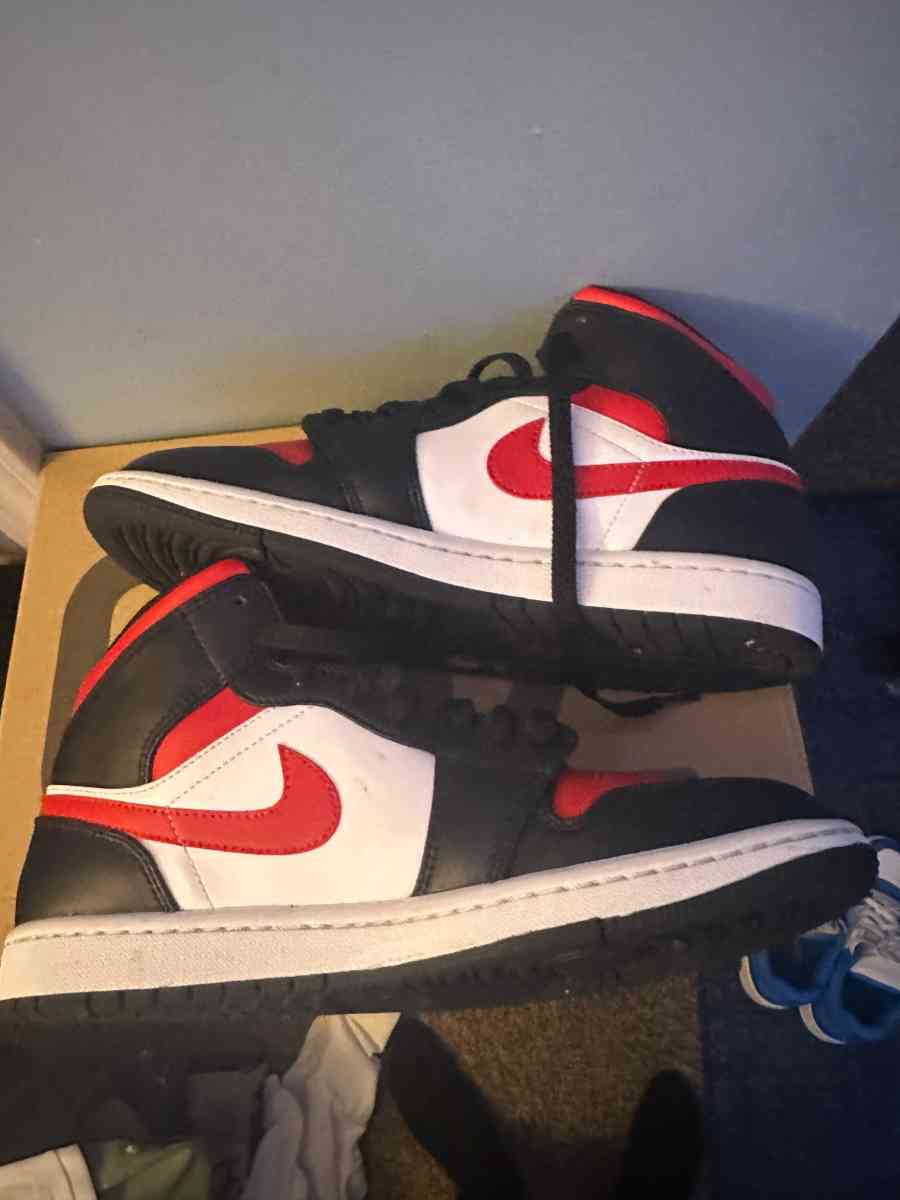 jordan 1 mid size 8 in half - Goodlettsville, Tennessee - FleaMarketBay