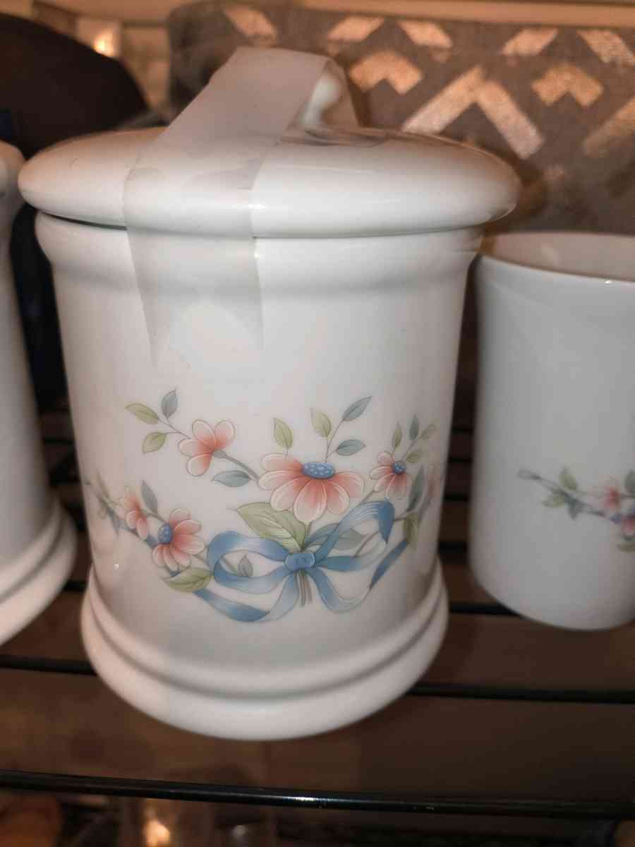 Heritage House Princess Bathroom Set 5 - Lawton, Oklahoma - FleaMarketBay