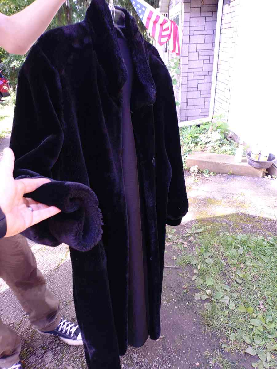 Casual Corner Faux Fur - Maple Heights, Ohio - FleaMarketBay