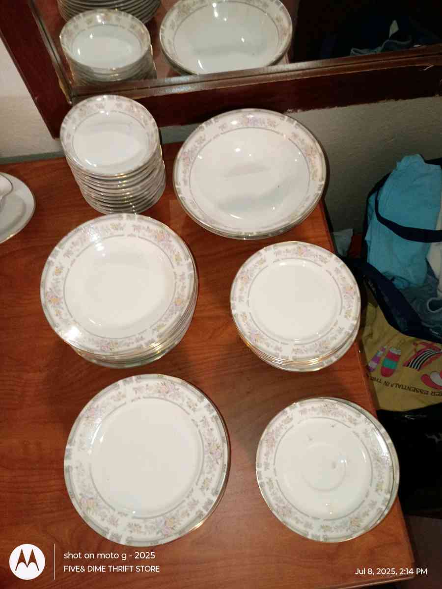 Southampton fine china over 30 piece - Richmond, Virginia - FleaMarketBay