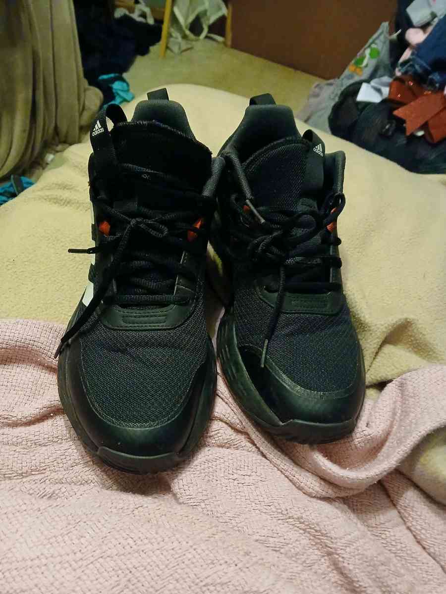 Adidas black white red - Dayton, Ohio - FleaMarketBay