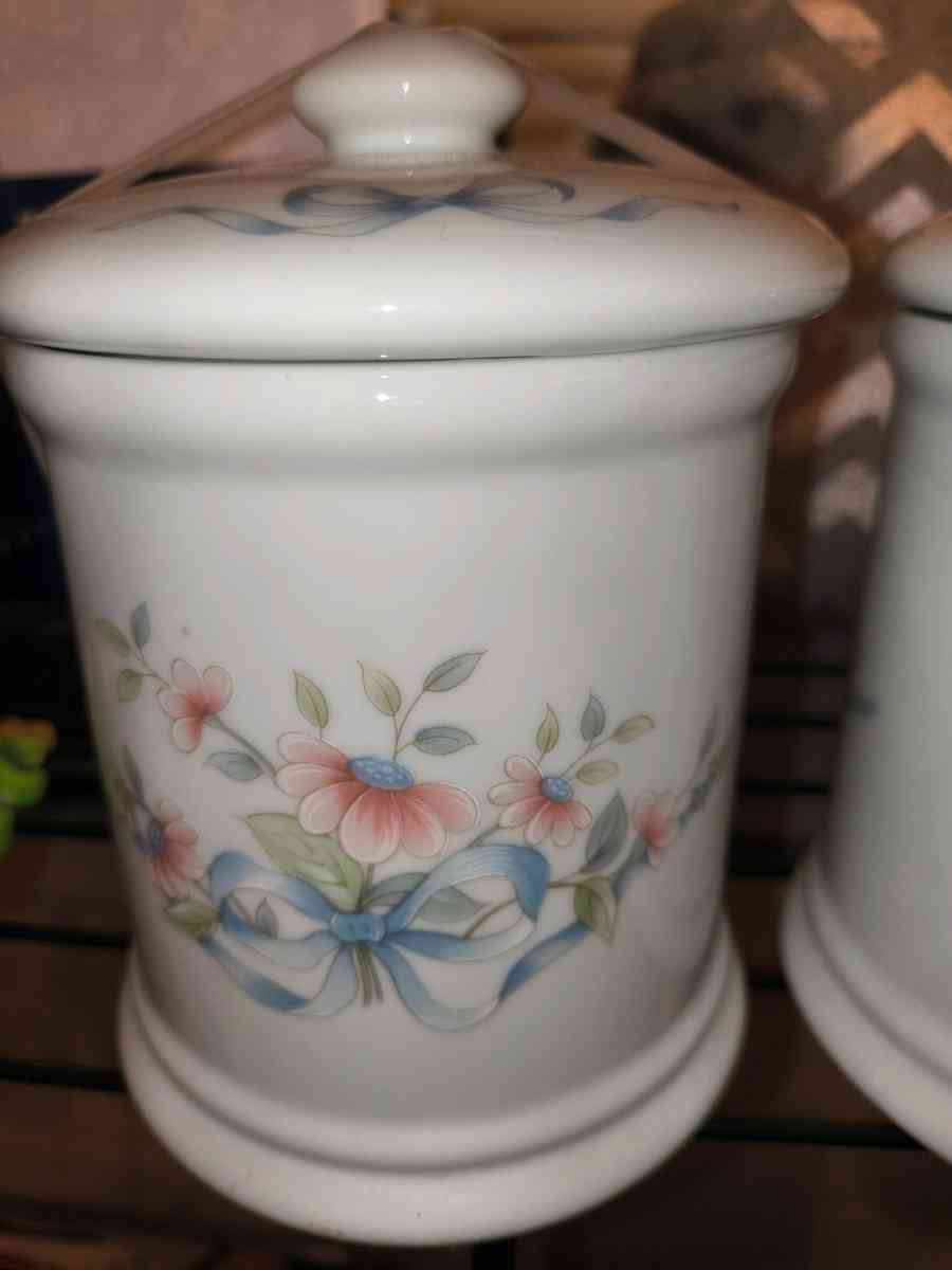 Heritage House Princess Bathroom Set 5 - Lawton, Oklahoma - FleaMarketBay