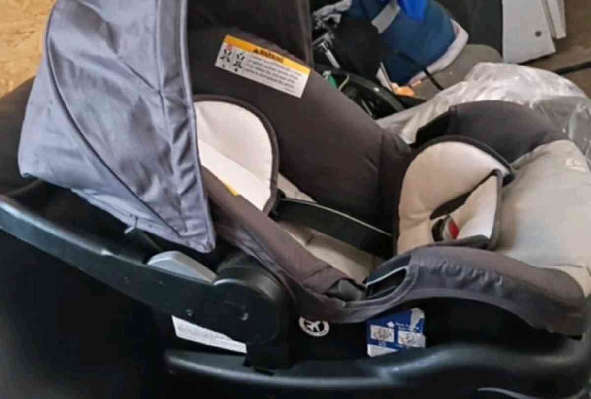 NEW BASSINET AND NEW INFANT CAR SEAT - El Paso, Texas - FleaMarketBay