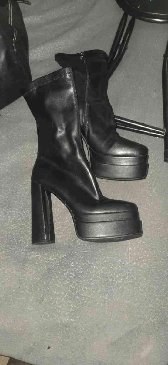 Womens zip up boots worn twice - Carolina Beach, North Carolina - FleaMarketBay