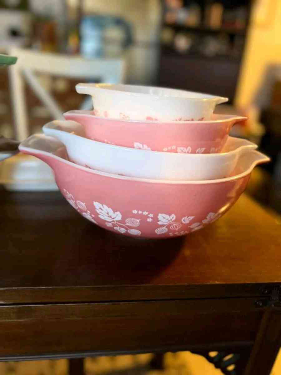 pink pyrex set and turquoise pyrex set - Springfield, Ohio - FleaMarketBay