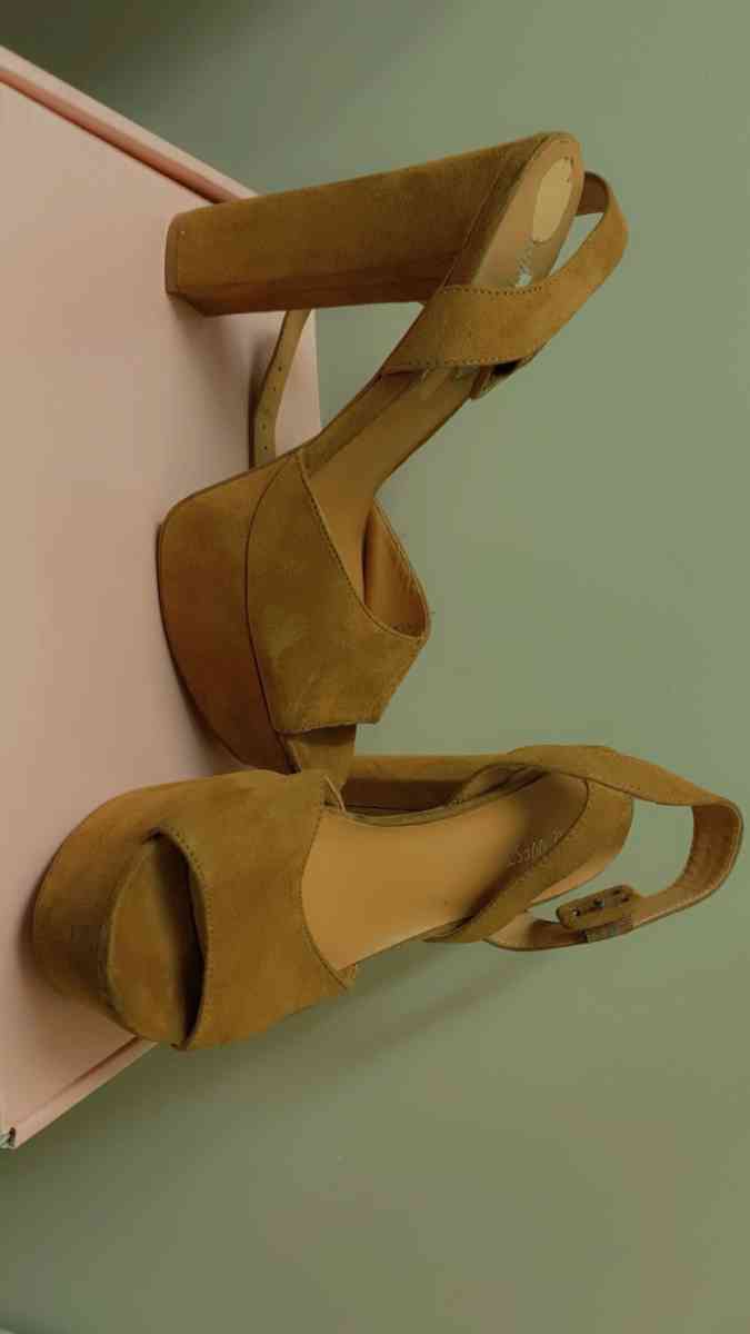 Velvet platform heels - Lake Mary, Florida