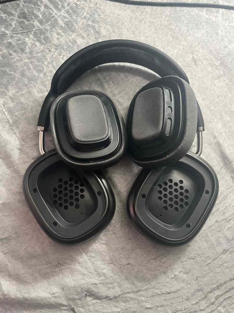 Airpod Max Headphones - Saint Louis, Missouri - FleaMarketBay