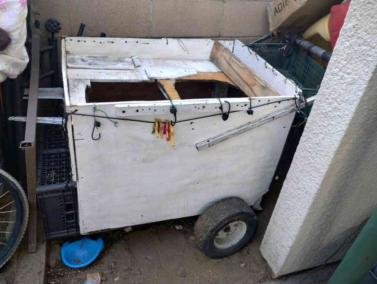 es un carro de elotes y raspados chicharrones - Pasadena, California - FleaMarketBay