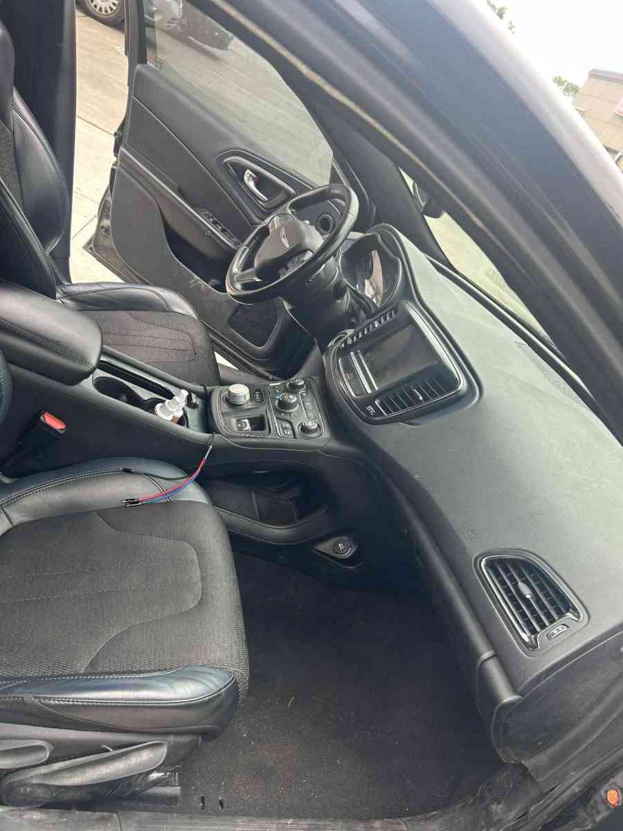 Chrysler 200 - Dearborn, Michigan - FleaMarketBay