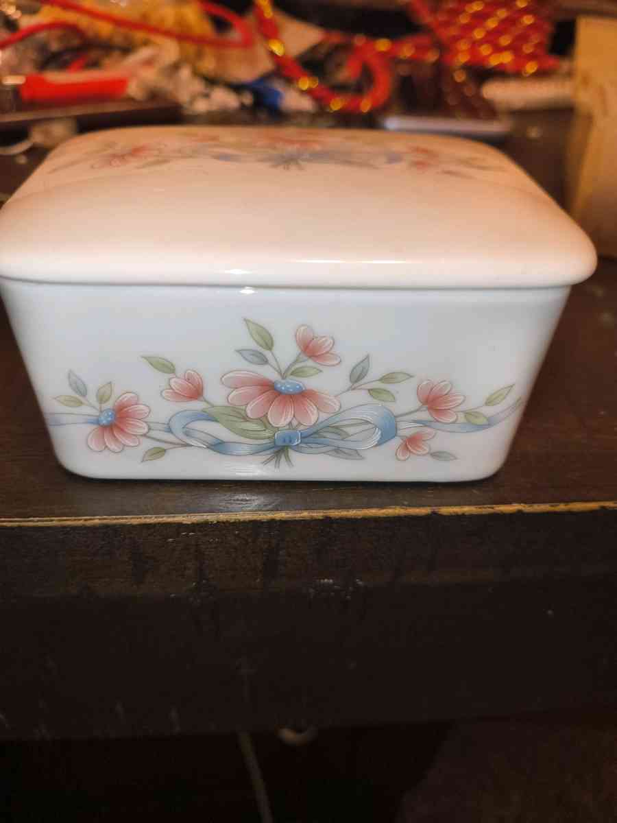 Heritage House Princess Bathroom Set 5 - Lawton, Oklahoma - FleaMarketBay