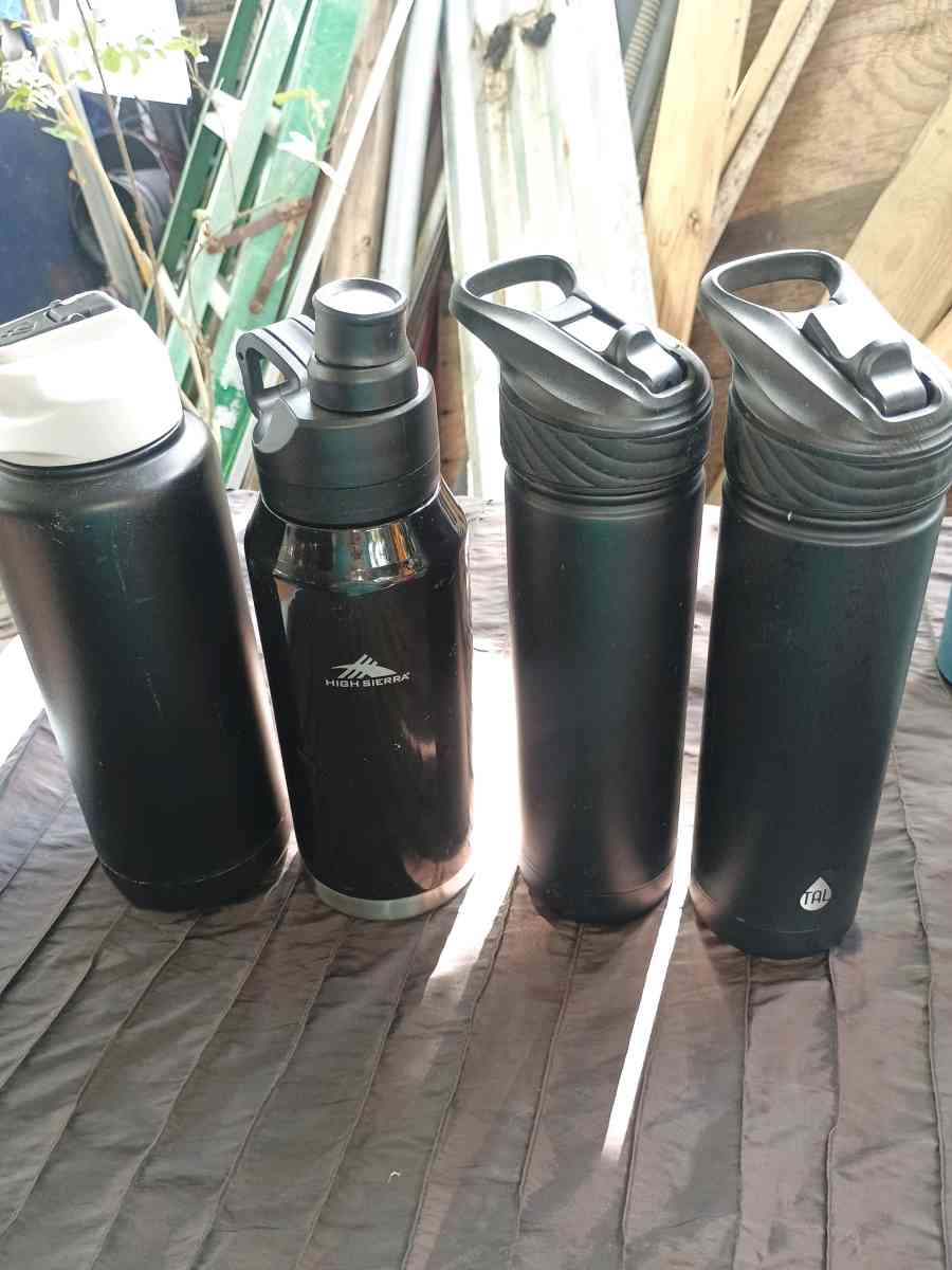 Stainless steel water bottles 16 pieces for 6000 or 500 each - Galveston, Texas