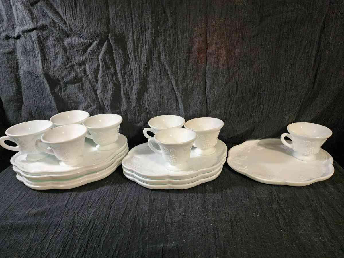 Vintage Indiana milk glass - Knoxville, Tennessee