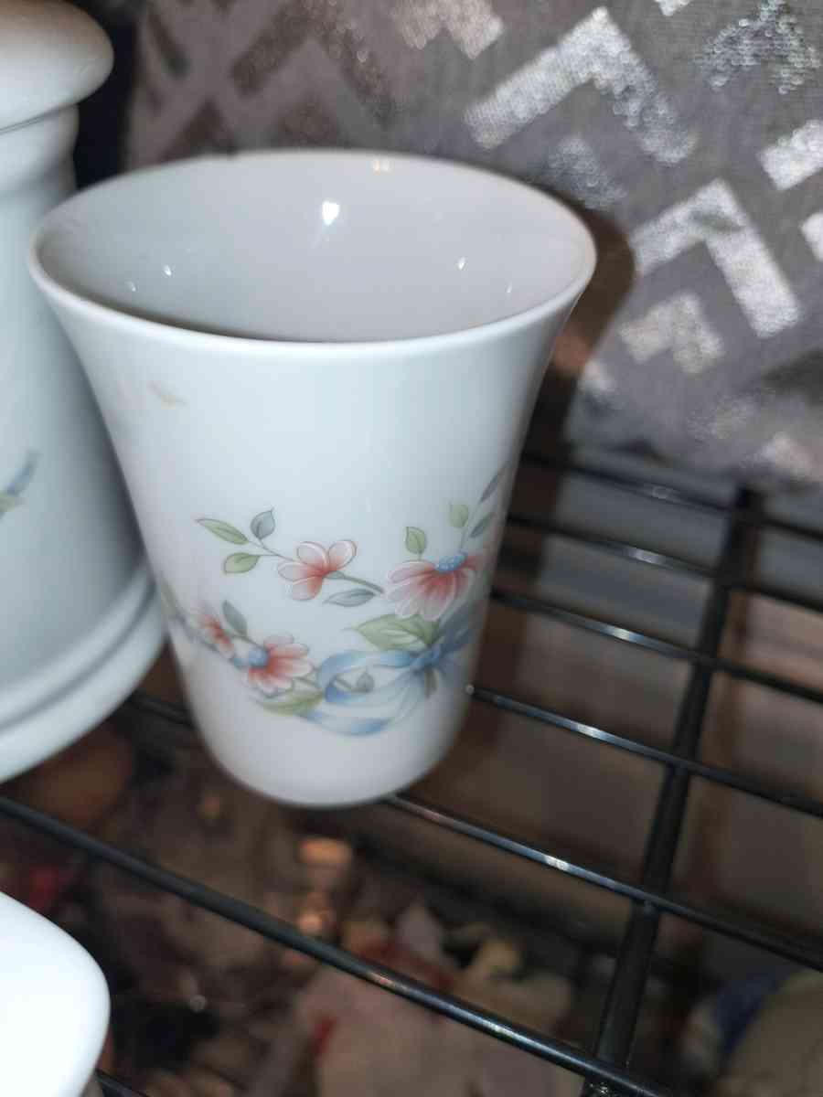 Heritage House Princess Bathroom Set 5 - Lawton, Oklahoma - FleaMarketBay