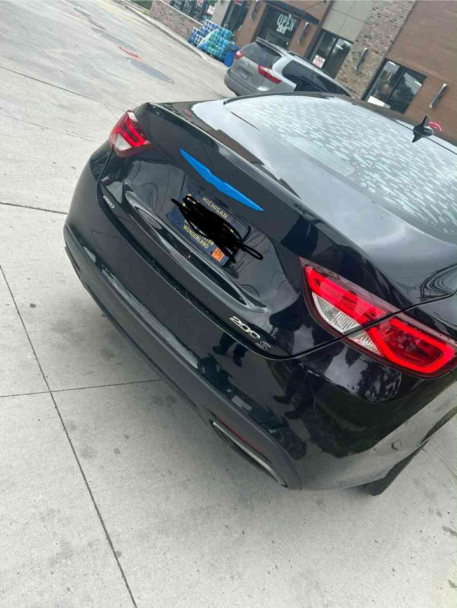 Chrysler 200 - Dearborn, Michigan - FleaMarketBay
