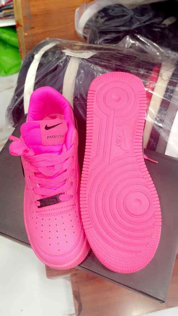 Brand new Nike sneakers pink color - Elmont, New York - FleaMarketBay