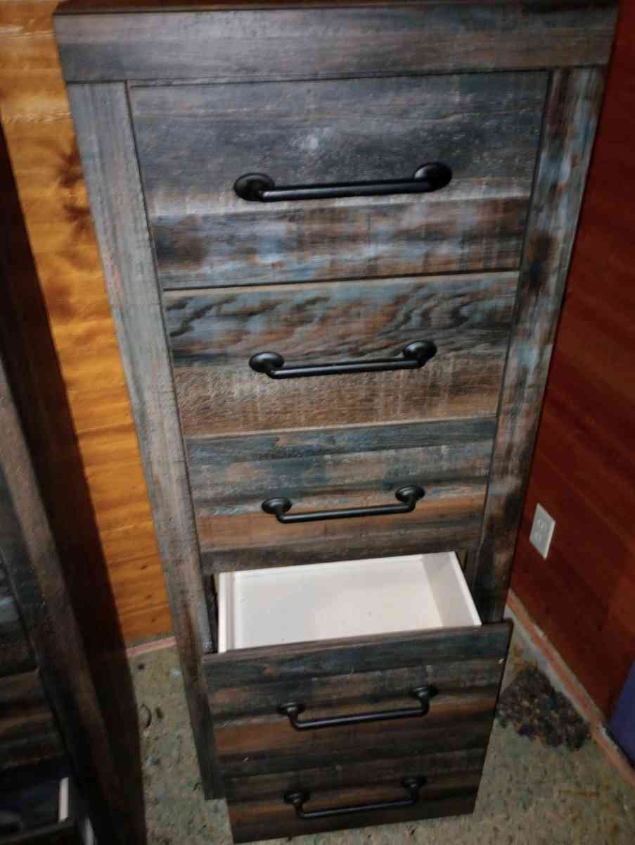 matching different sized dressers - Dryden, Michigan - FleaMarketBay